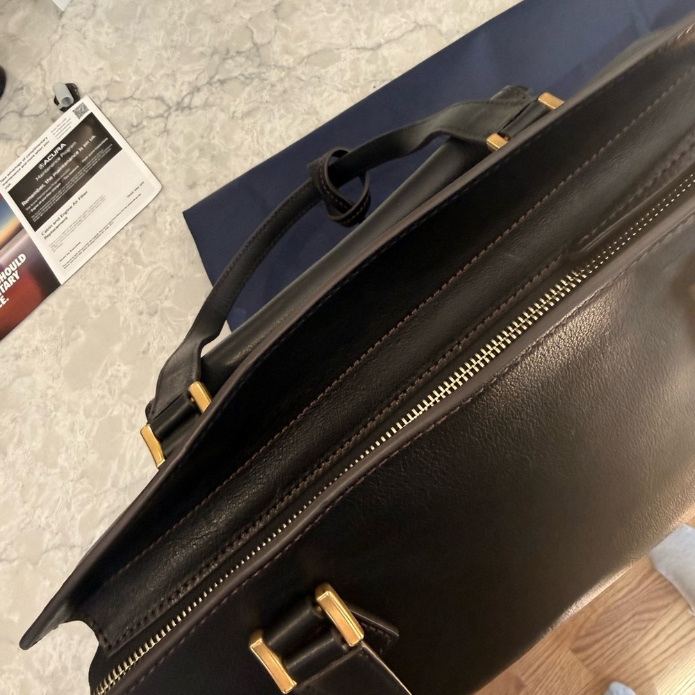 Dooney & Bourke Florentine leather shoulder bag. - Picture 8 of 10